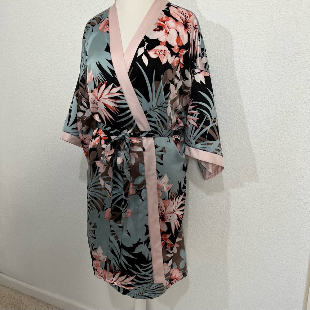 ⚠️SoLD⚠️Secret Treasures Fronds & Florals Belted Front Wrap Robe Short Sleeve - Picture 5 of 13